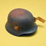 In un tavolo posto al centro della prima stanza ecco invece un elmetto tedesco m35 risalente alla Seconda guerra mondiale...